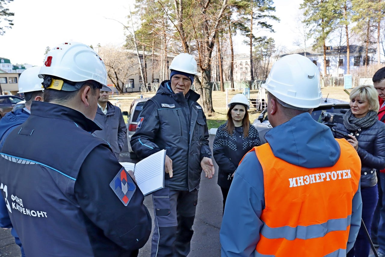 Руководитель Регионального фонда капитального ремонта Михаил Попелышев и  глава ЗАТО Железногорск Дмитрий Чернятин 3 мая проверили ход работ на  нескольких домах / Новости / Совет муниципальных образований Красноярского  края