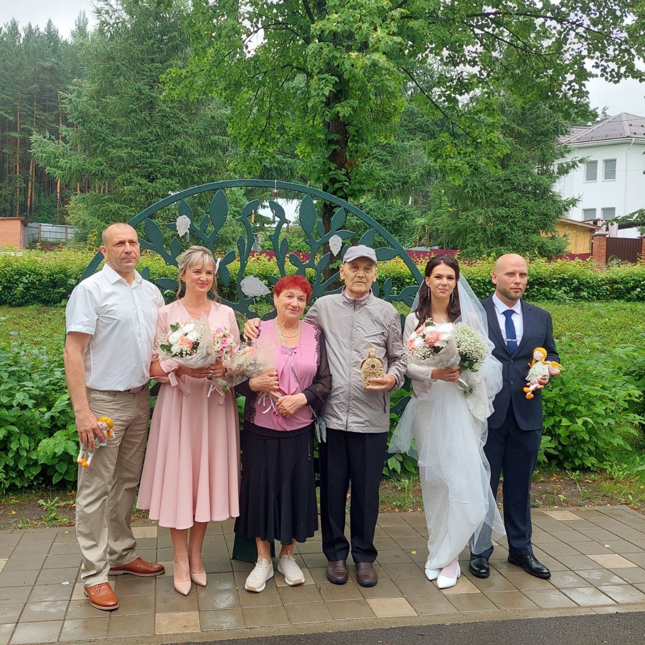 В Зеленогорске накануне Дня семьи, любви и верности на бульваре  «Комсомольский» открыли новый арт-объект «Дерево любви» | 08.07.2024 |  Красноярск - БезФормата